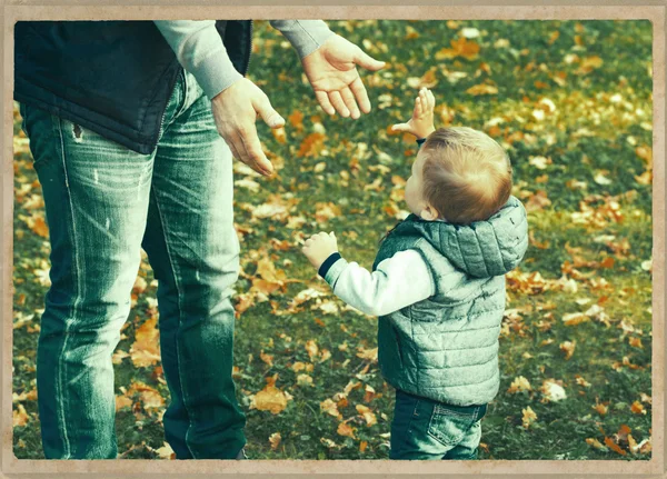 Famiglia con bambino sulla natura — Foto Stock