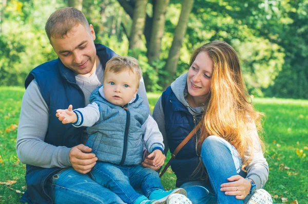 Familia con niño en la naturaleza — Foto de Stock