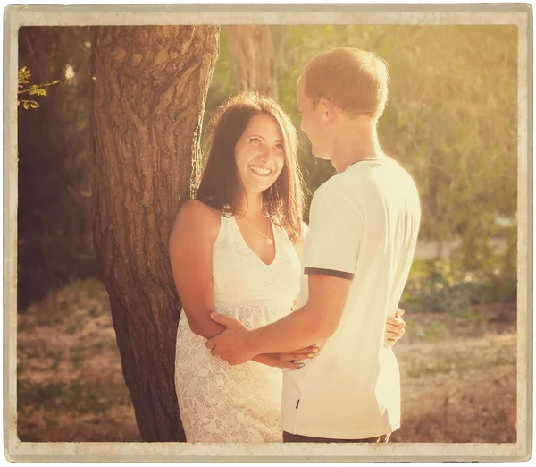 Couple amoureux heureux en plein air — Photo