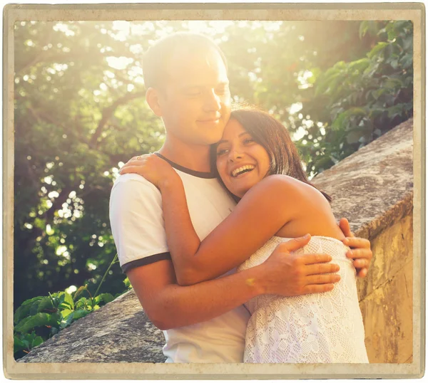 Casal apaixonado feliz ao ar livre — Fotografia de Stock