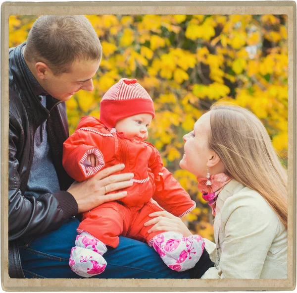 Famiglia con bambino in parco — Foto Stock