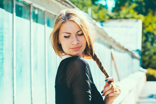 Hipster junge schöne Frau Straßenporträt — Stockfoto