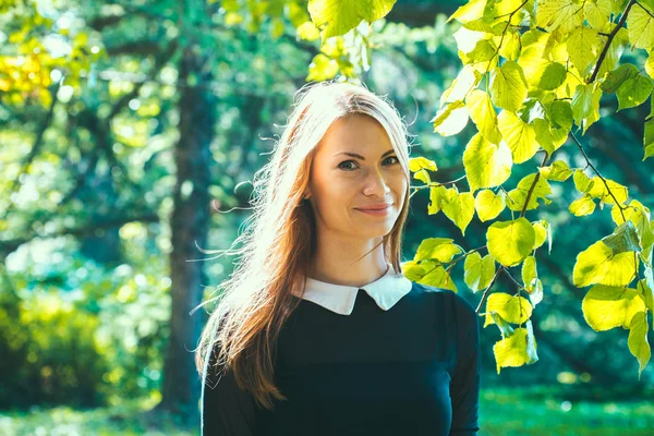 Hipster junge schöne Frau Straßenporträt — Stockfoto