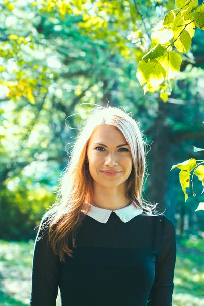 Hipster junge schöne Frau Straßenporträt — Stockfoto