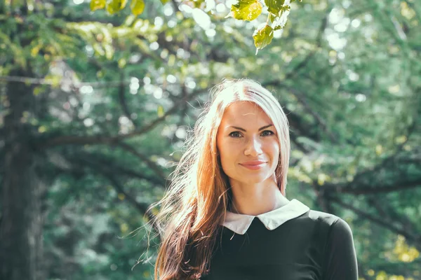 Frau Hipster im Freien Natur Porträt — Stockfoto