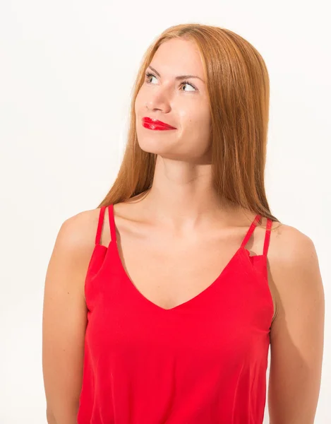 Mulher de vestido vermelho com cabelo vermelho no fundo branco — Fotografia de Stock