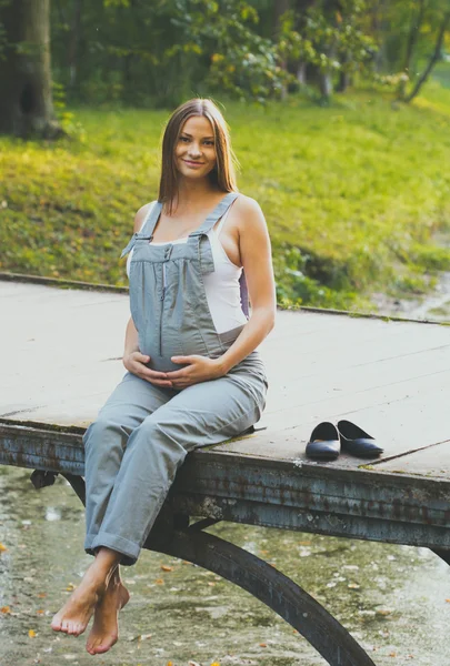 Pregnant woman on nature outdoors happy — Stock Photo, Image