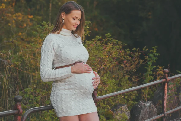 Беременная женщина в парке — стоковое фото