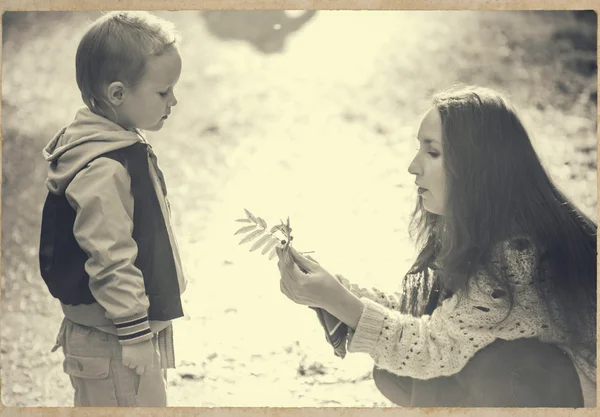 Moeder met zoon buiten mensen gelukkig — Stockfoto