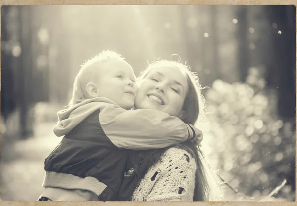 Mãe com filho no parque natureza — Fotografia de Stock