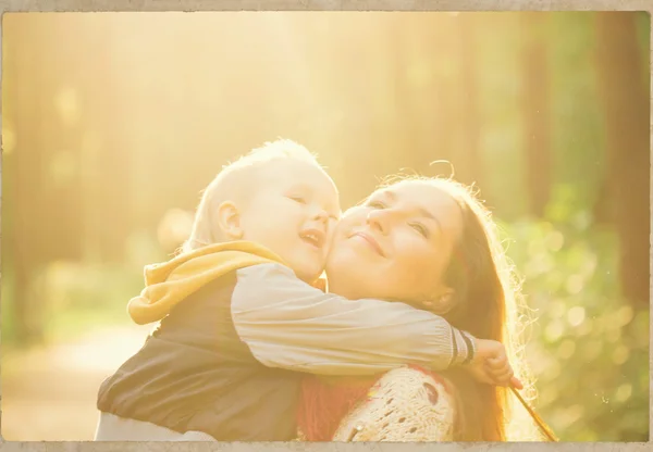 Moeder met zoon in de park natuur — Stockfoto