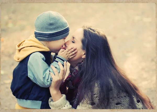 Madre con hijo en la naturaleza del parque — Foto de Stock