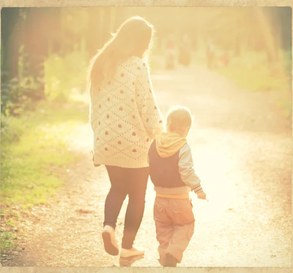 Madre di famiglia con figlio che cammina nel parco — Foto Stock