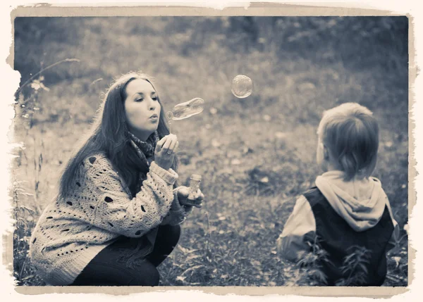 Madre di famiglia con figlio che cammina nel parco — Foto Stock