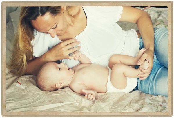 Mãe com bebê criança no quarto na cama — Fotografia de Stock