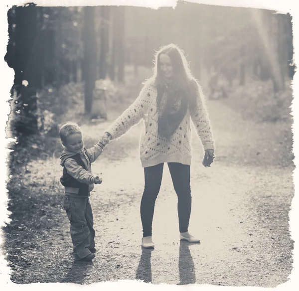 Aile anne oğluyla Park'ta yürüyordunuz — Stok fotoğraf