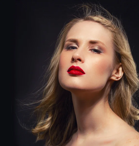 Mulher bonita Estúdio escuro Retrato com lábios vermelhos em vestido preto paixão clássica sexy mulher adulta — Fotografia de Stock