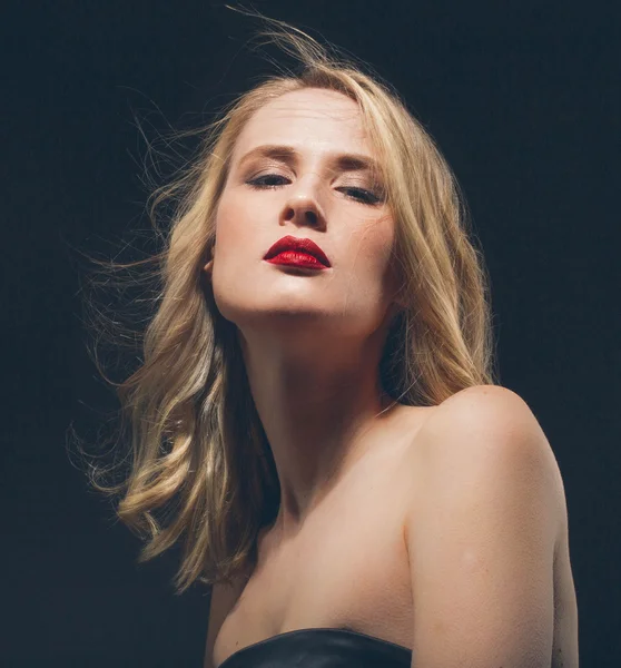 Schöne Frau dunkles Studioporträt mit roten Lippen im schwarzen Kleid klassische Leidenschaft sexy erwachsene Frau — Stockfoto