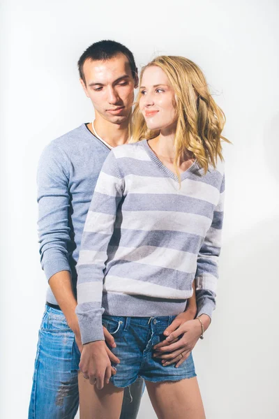 Jovem Casal feliz bonita no amor mulher e homem estúdio retrato posando — Fotografia de Stock