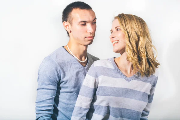 Jonge mooie gelukkige paar in liefde vrouw en man studio portret posing — Stockfoto
