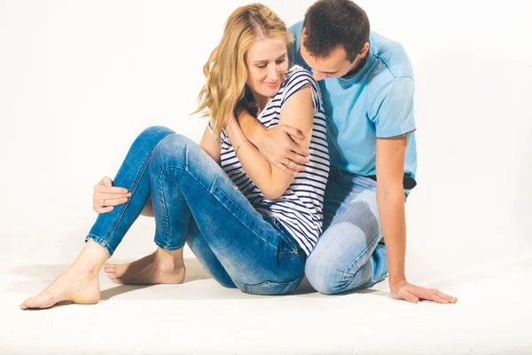 Joven hermosa feliz pareja en amor mujer y hombre estudio retrato posando — Foto de Stock