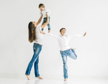 Çocuk kot üzerinde beyaz adam anne