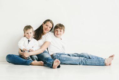 Çocuk kot üzerinde beyaz adam anne