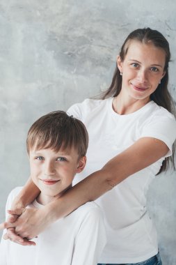 Aile anne sarılma gülümseyen oğul 