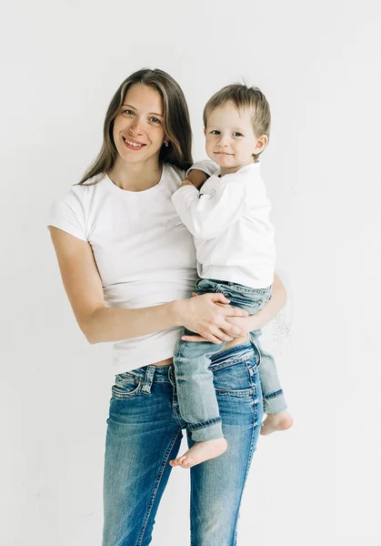 Madre Con Niños Jeans Sobre Fondo Blanco — Foto de Stock