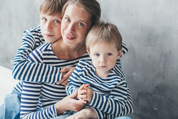 Family Mother Children Same Striped Fashion Clothes Grey Wall Background — Stock Photo, Image