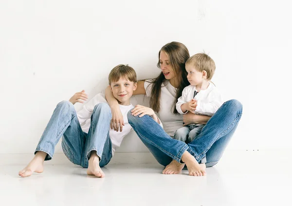 Mutter Mit Kindern Jeans Auf Weißem Hintergrund Stockbild