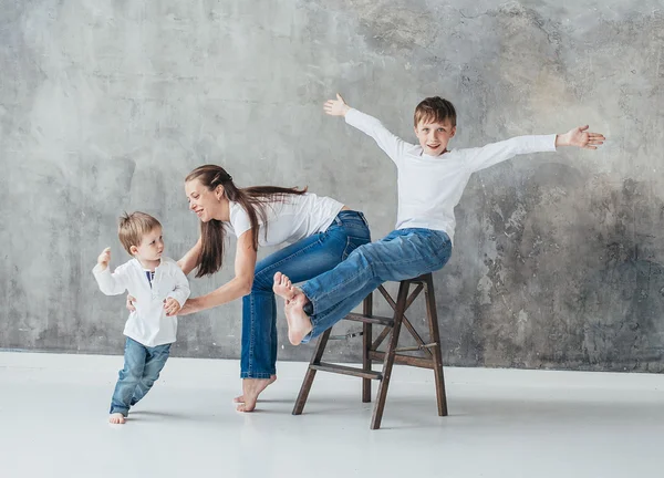 Portret Van Volledige Lengte Van Moeder Met Zonen Studio Stockfoto