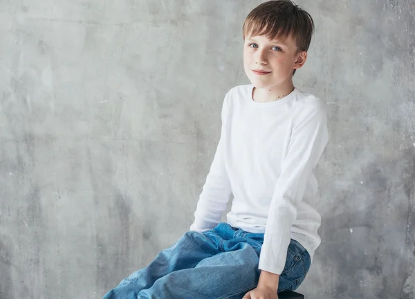 Porträt Eines Kleinen Jungen Lässiger Kleidung Stockfoto