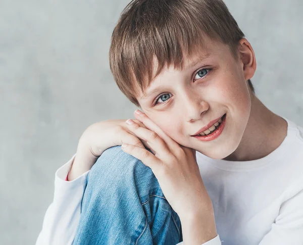 Portret Van Een Jonge Jongen Casual Kleding Stockfoto