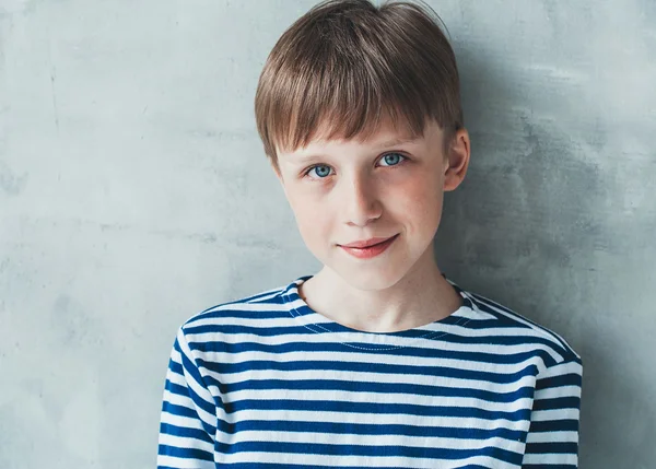 Portrét Chlapce Pruhované Tričko Šedé Zdi Stock Fotografie