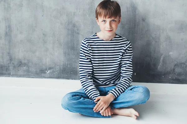 Jongen Gestreepte Shirt Zitten Buurt Van Grijze Achtergrond Muur Rechtenvrije Stockfoto's