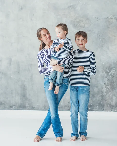 Famiglia Madre Con Bambini Stessi Vestiti Righe Moda Sfondo Grigio Foto Stock Royalty Free