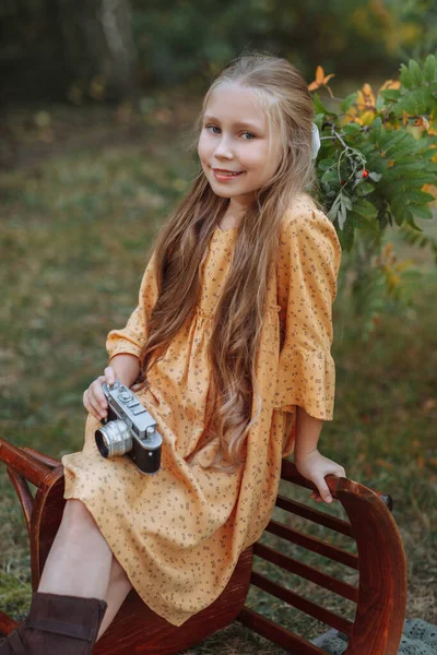 Retrato Menina Loira Cabelos Compridos Agradável Vestido Vintage Amarelo Segurando — Fotografia de Stock