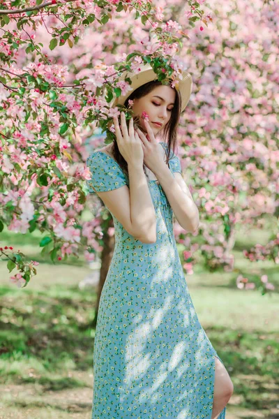 Pěkné Štíhlé Mladé Dívky Modrých Šatech Slaměný Klobouk Pobyt Kvetoucí — Stock fotografie