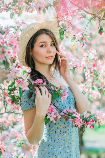Portrét Pěkné Mladé Dívky Procházka Kole Odpočiňte Kvetoucí Jablečné Zahradě — Stock fotografie
