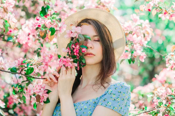 Porträtt Trevlig Ung Flicka Blunda Med Blommor Paus Blommande Äppelträdgård — Stockfoto