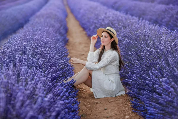 Beautiful Brunette Girl White Vintage Dress Straw Hat Sits Lavender — Fotografia de Stock