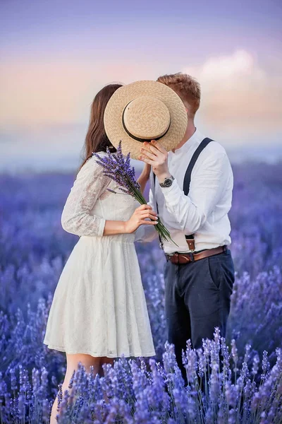 Couple Love Lavender Field Guy Gives Girl White Retro Dress — Fotografia de Stock