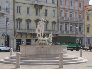 Trieste 'deki Neptün çeşmesi, Palazzo della Borsa' nın önünde.