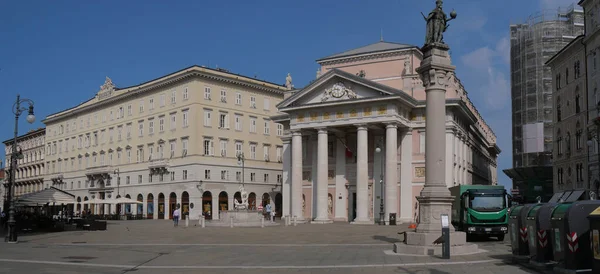 Πανόραμα Της Piazza Della Borsa Στην Τεργέστη Που Χαρακτηρίζεται Από — Φωτογραφία Αρχείου