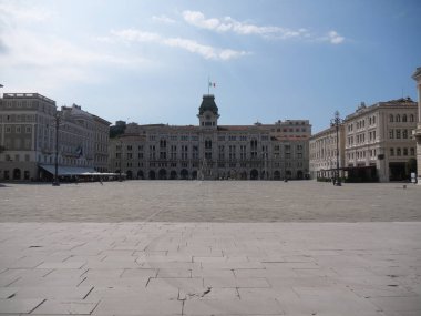 Trieste 'deki Piazza Unit d' Italia, birçok bina tarafından çevrelenmiş durumda. Örneğin, Llyod Sarayı, Avusturya Teğmenliği Sarayı ve arka planda belediye binası.