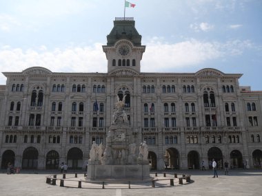 Trieste 'deki Piazza Ünite d' Italia 'daki belediye binası, dış görünüşü eklektik stil ve dört kıtanın önündeki çeşme.