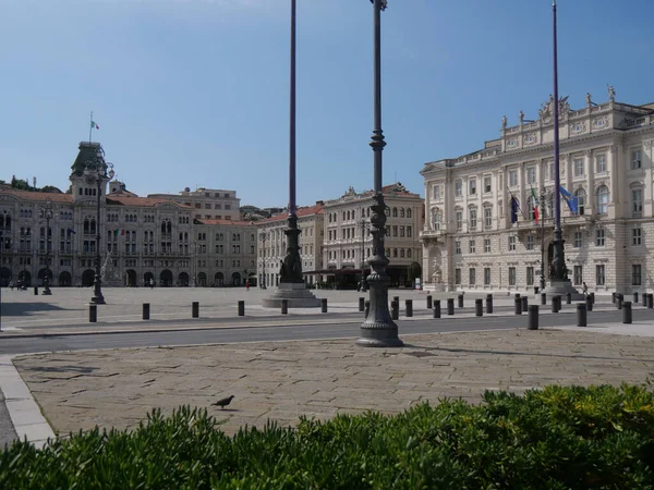 Plac Piazza Unit Italia Trieście Otoczony Licznymi Budynkami Takimi Jak — Zdjęcie stockowe