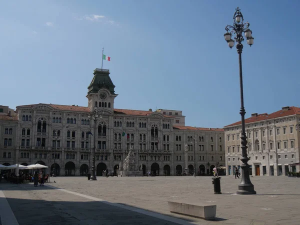 トリエステのイタリア広場 Piazza Unit Italia ロイド宮殿 オーストリアの中尉宮殿 市庁舎など数多くの建物に囲まれています — ストック写真