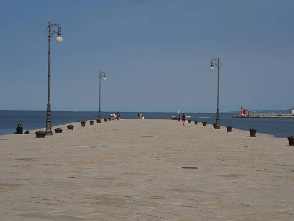 Molo Audace Pier Triëst Een Wandelpad Gebouwd Door Stenen Strekt Rechtenvrije Stockfoto's